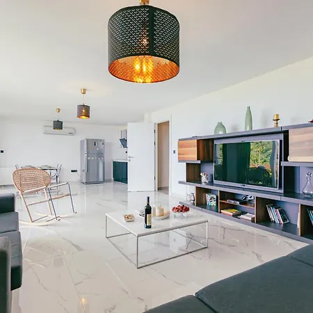 Villa Royal Blue Diamond 7